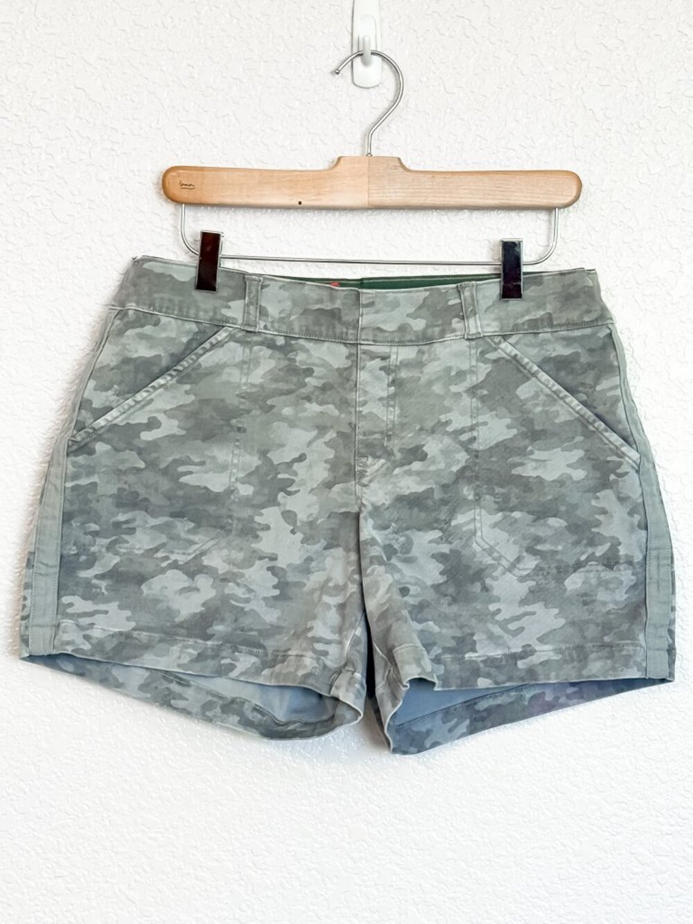 SPANX Stretch Camo Comfort Knit Shorts Women's Large Green Pull On 5" Inseam